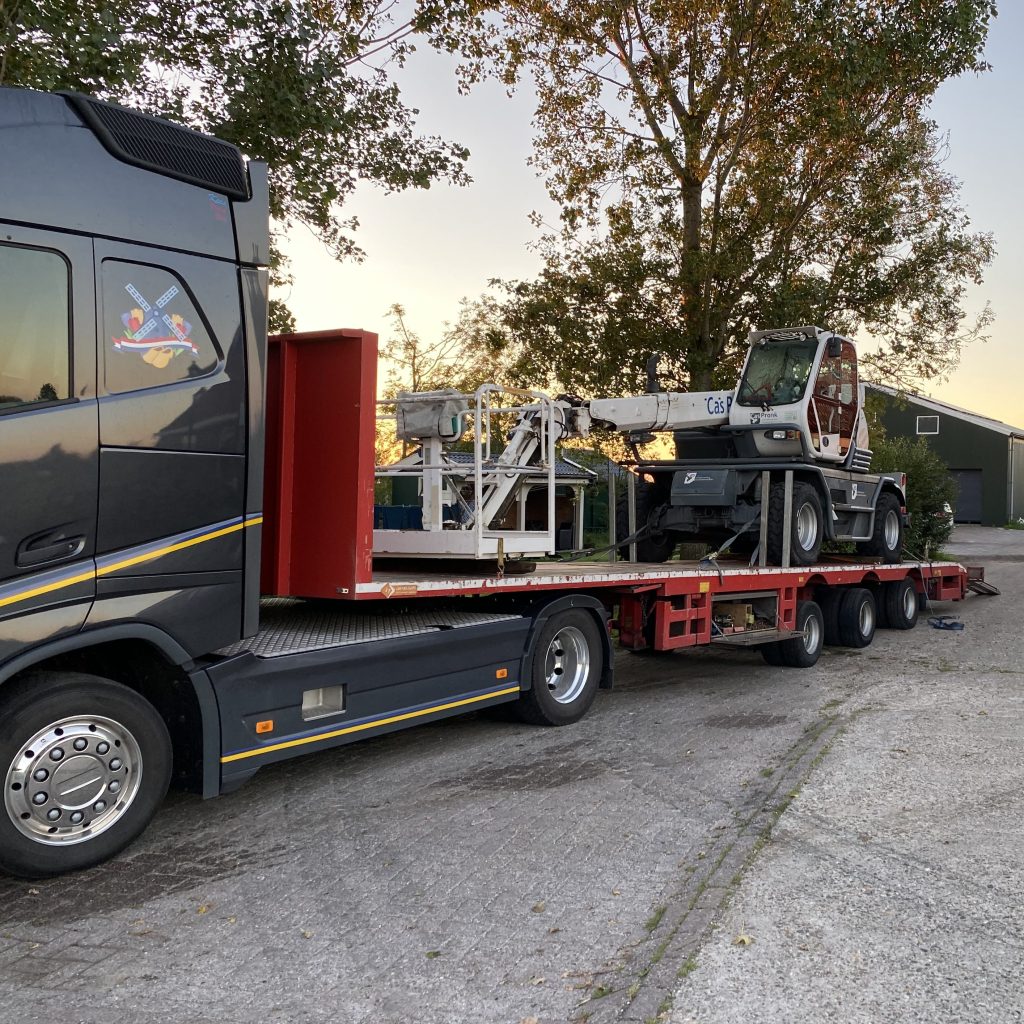 Truck met open oplegger of semi oplegger